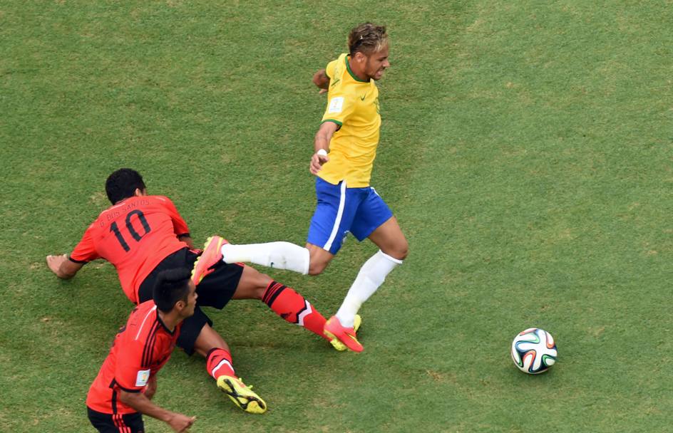 La partita comincia e Neymar subisce fallo dopo 25